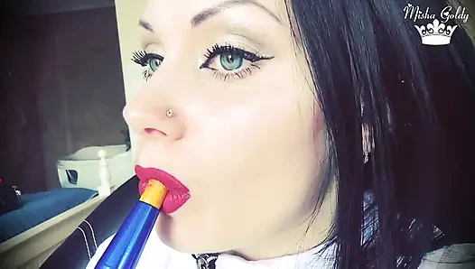 Asap dari bibir besar merah gelap