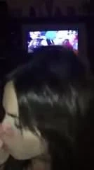2 Espanolas Chupando Una Polla