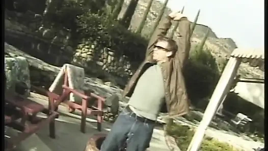 Черная шлюшка,бидонистая, вымаливает белый член и получает сливки на ее лицо