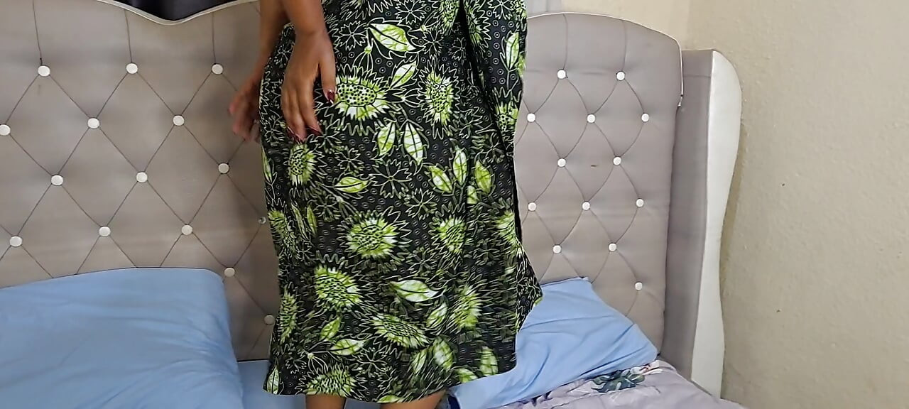 african woman masturabate her perfect pussy in hotel