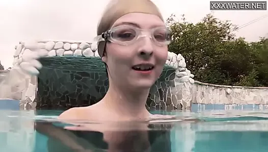 Молодая крошка Emie Amfibia получает оргазмы в бассейне