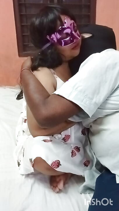 Pati ke pit piche susurji ke sath bahurani ko bistarme