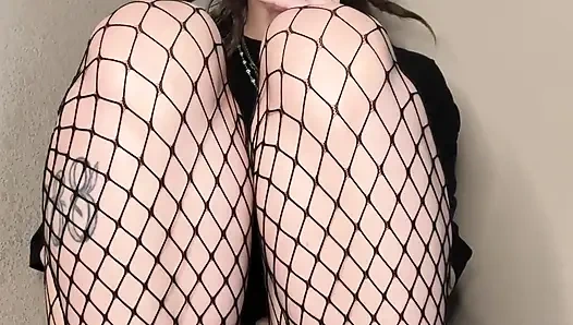 File çorap içinde sigara içiyor, amcığıma bir göz atarak seni azdırıyor