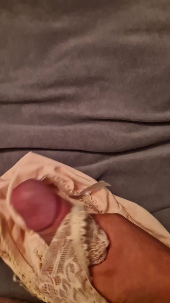 Culotte sale, ma belle-mère se branle