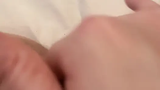 Tante seksi muncrat banyak banget dan mengerang keras di mainan seksnya