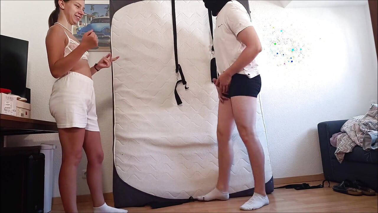 Ballbusting in Transparenter Unterwsche