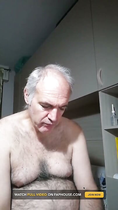 أتبول وأدخل إصبعي في طيزي وأستمني لمدة ساعتين!