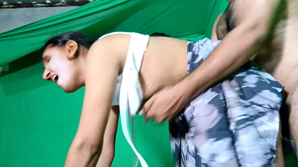 Sapna แสนหวานอยากได้ควยในสไตล์ Desi เย็ดน้องสาวไม่แท้ของเขาเหมือนเย็ด Desi อินเดีย