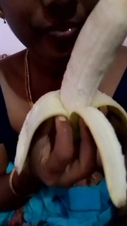 Spektakularan trenutak od pušenja kurca banane žene indijske tetke