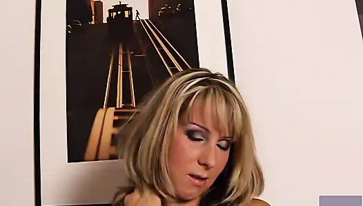 Tante seksi zea lagi asik muasin memeknya pakai dildo warna ungu