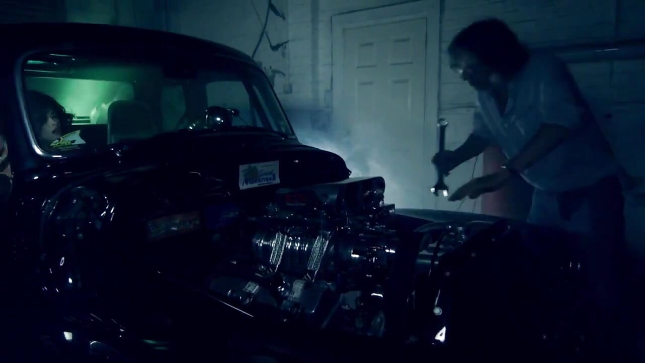 Ava dalush फुंगर्स उसकी गीली चूत अकेले