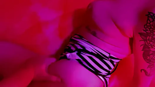 Aku ngebiarkan istriku yang bejat nyepong kontol dan bikin memekku muncrat