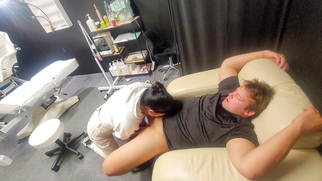 Κάθομαι στην αίθουσα αναμονής και κοιτάζω την κυρία, ενθουσιάζομαι, αρχίζω να τραντάζομαι, s