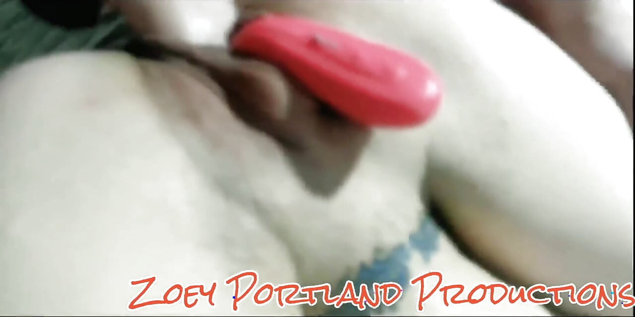 Zoey Portland udowadnia, że nie jest gorącą lesbijską mamuśką, ale gorącą biseksualną macochą z sąsiedztwa !! Ona podkochuje się w Comatozze Cums Har