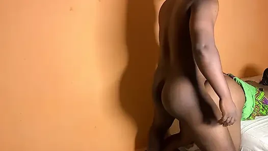 Afrikalı 18 yaşındaki genç kız öğretmenini külotsuz ziyaret ediyor