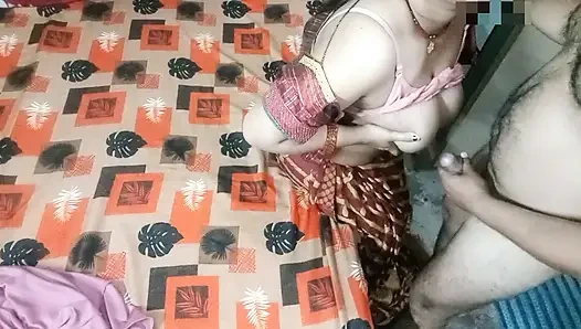 Sehr schönes indisches bhabhi in rotem sari