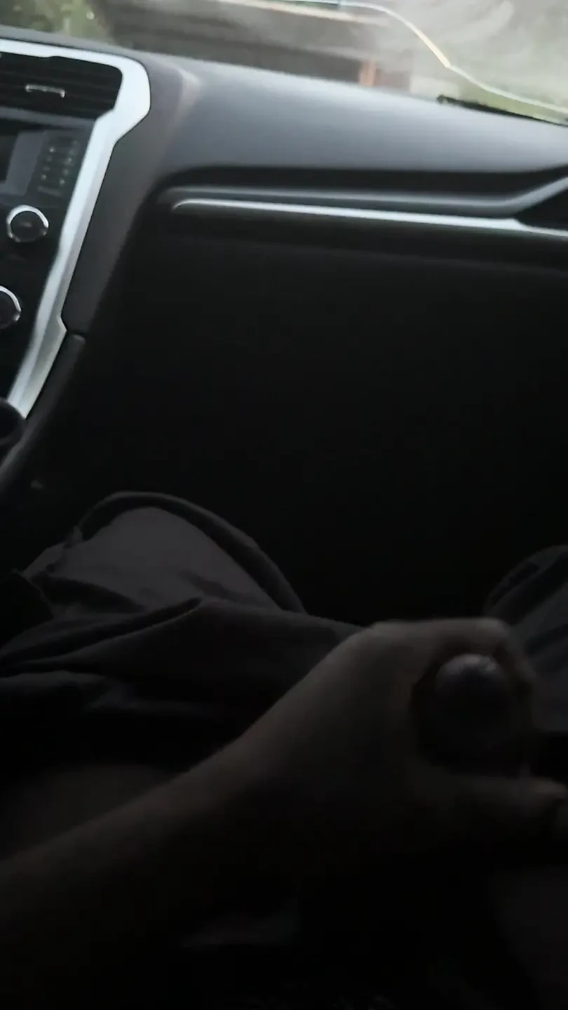 Esperando que mi chico casero no me pille masturbándome rompiendo una nuez a su lado en la mañana de despertarme culo cachondo en el auto