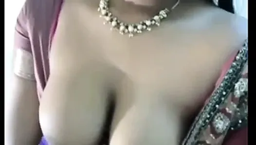 Aunty show boobs