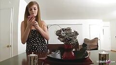 Flaca adolescente Faye con medias follada en la cocina por padrastro