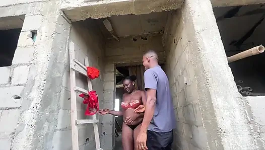 Suamiku ngentot aku di gedung baru kami yang belum lengkap