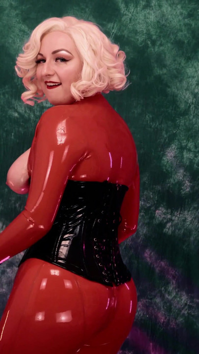 Kultni trenutak iz "Femdom JOI na francuskom, POV, lateks - BESPLATNI porno video"