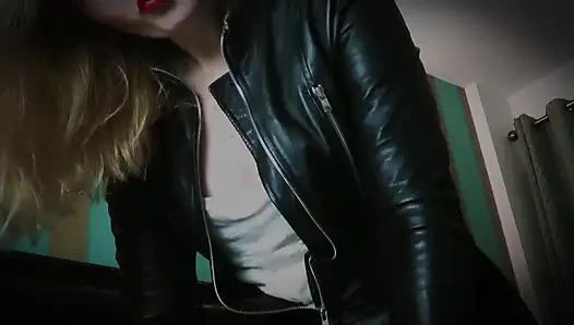 Memek sempit cewek ini dientot habis-habisan sama pacarnya sampai crot di dalam