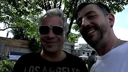 Geile tätowierte MILF wird im auto und im freien gefickt