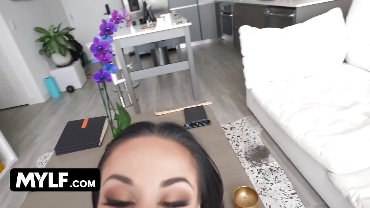 Cô dâu và mẹ kế người Nga Crystal Rush không thể cưỡng lại con cu to cứng của con riêng