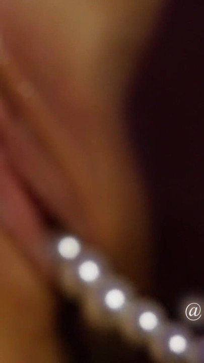 Masajista sensual striptease lento y sacando perlas anales de su coño apretado en primer plano | Clip 1