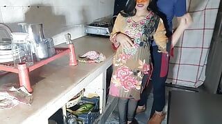 Индийскую горничную трахнул хозяин дома на кухне, хинди анальный секс, вирусное видео