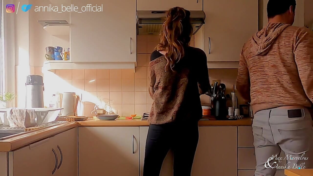 Adik tiri ciuman & fingering di dapur - momen menggoda yang sensual