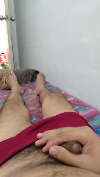Jonge Aziatische mannen masturberen in zijn kamer