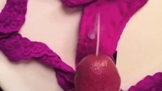 Cumming w mokrych różowych majtkach