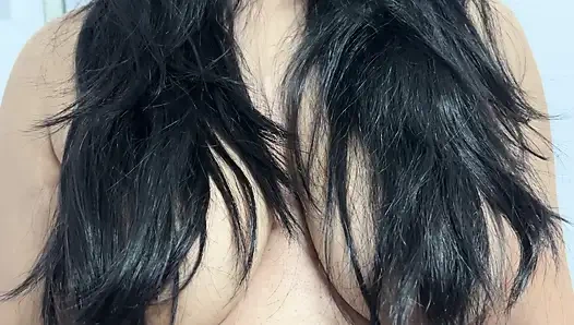 Pria India dengan rok biru dan dengan cepat dihapus