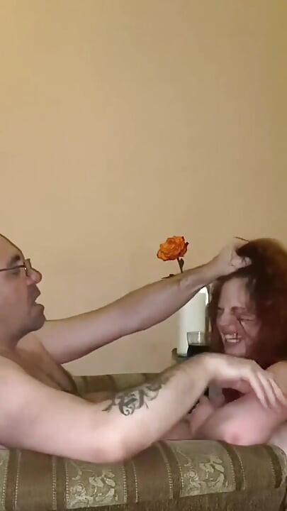 Vrijdagavond 2 - slavin vernedering - roken, spugen, in gezicht slaan, met ruige tieten spelen, in mond neuken