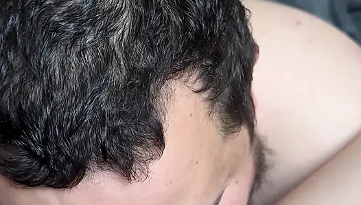 Вылизывает подругу