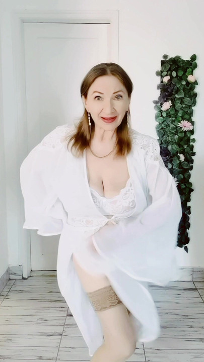 Máy bay bà già nóng bỏng vú to