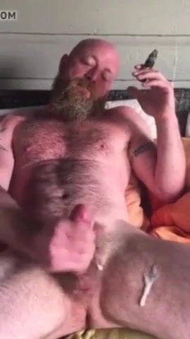 Muscle Bear cigar jerks off