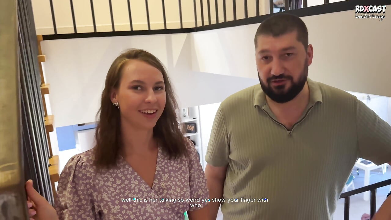 Bekstejdž! Čekaj napolju dok ti jebemo devojku! Cuckold je izbačen tako da žestoki muškarci mogu da mu duplo penetrisu drolju!