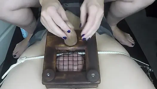 Tante seksi ini menggunakan alat bantu abad permulaan untuk mengekstrak sperma hangatnya