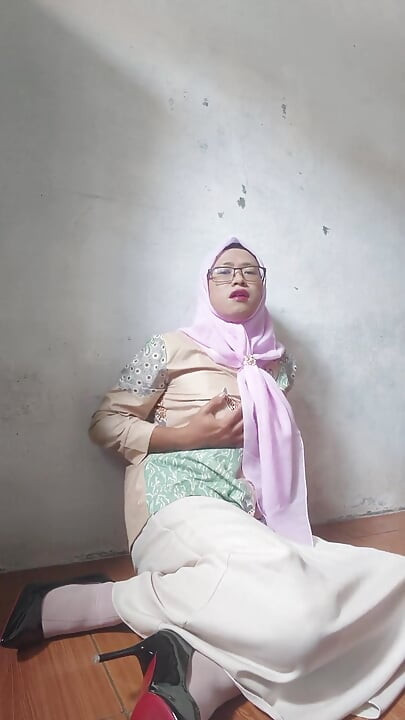 Hijab Shemale Fucks a Monster Dildo