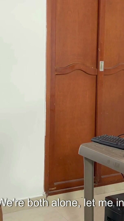Büyük üvey erkek kardeşim beni izlerken ve büyük penisiyle beni sikerken ateşli videolar izleyerek mastürbasyon yapıyorum | Klip 1