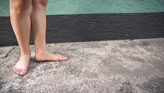 Fetish kaki kotor berjalan kaki di atas kaki beton