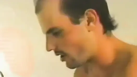 Küçük memeli bir esmer iki adamla sikişiyor
