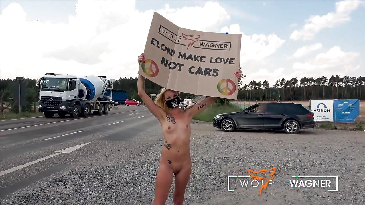 ¡Protesta de Tesla! Desnuda para un bien mayor! ¡Kitty Blair demuestra su completa desnuda!