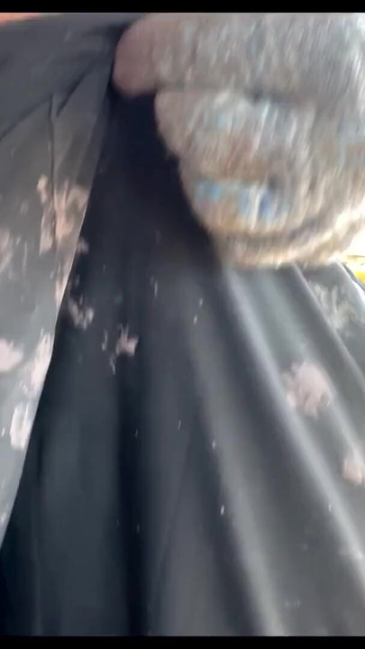 "Heteroseksüel inşaatçı iş yerinde azıyor ve büyük yarağını sıvazlıyor! Bolca döl! İnliyor"