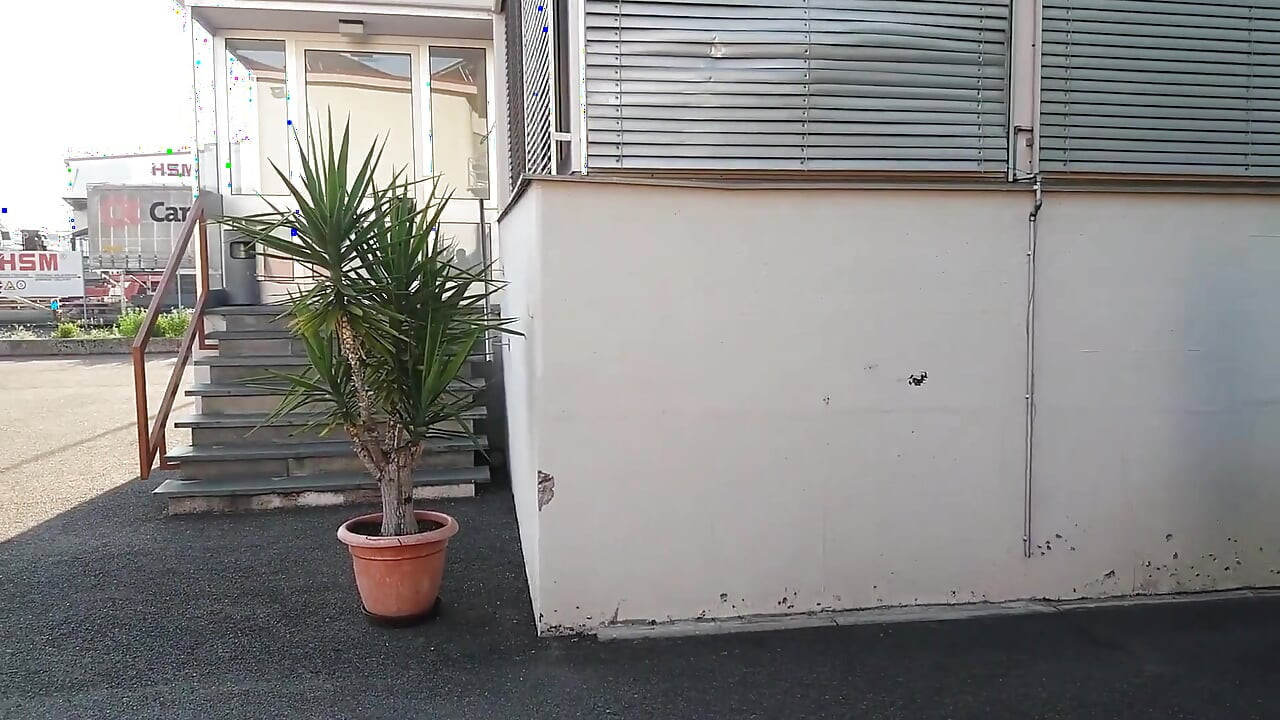 Büyükanne Siyah Taytlarla Dışarıda Yürüyor