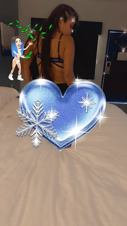 Barbiie mavi playboy iç çamaşırını çok içine alıyor.
