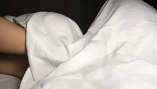 Teman sekamarku selalu meneleponku untuk tidur sama dia, dan aku udah tau kenapa - assjob
