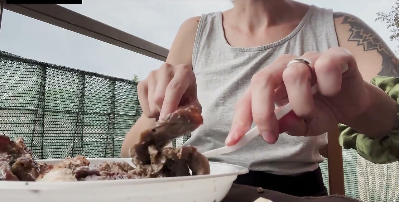 Lara zjada mięso, a następnie pieprzy obciąganie i creampie na kanapie